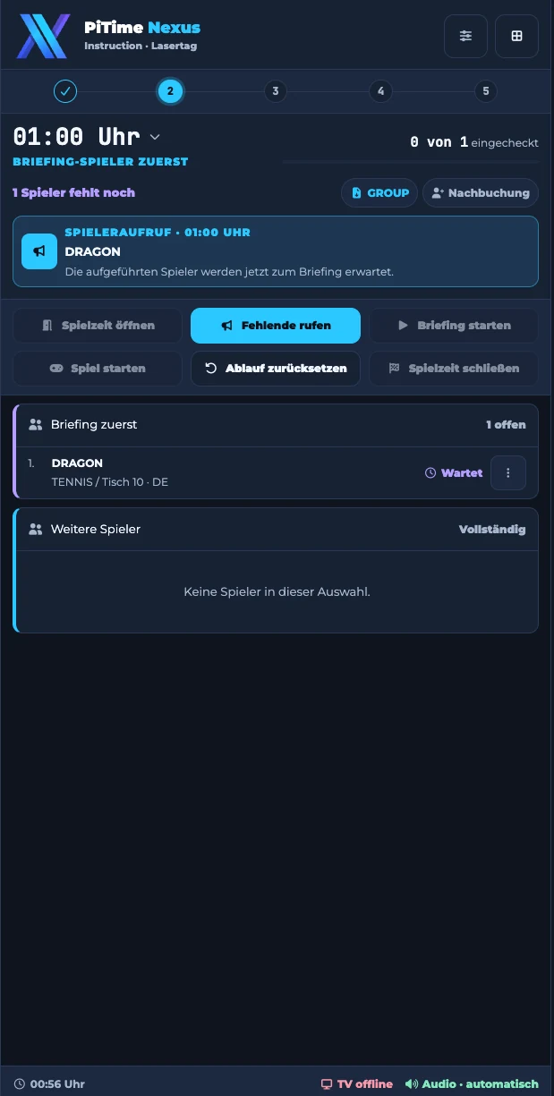 Instruction Operator-Ansicht mit Timer, fehlendem Spieler und Briefing-Steuerung